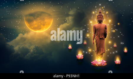 Buddha debout sur un lotus dans le ciel la nuit, la grande lune est l'arrière-plan Banque D'Images