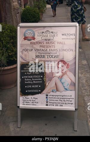 Londres, Royaume-Uni - 12 juillet 2018 : l'affiche de Pop Up Vintage Fairs Londres sur une pancarte à l'entrée de Wilton's Music Hall Banque D'Images