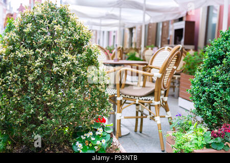 Restaurant à l'ancienne ou la terrasse du café situé à l'extérieur dans une ville historique de l'espace (selective focus). Banque D'Images