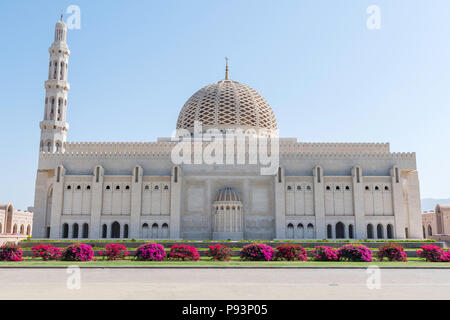 Quiblah, dôme et minaret de la Mosquée Sultan Qaboos à Mascate, Oman Banque D'Images