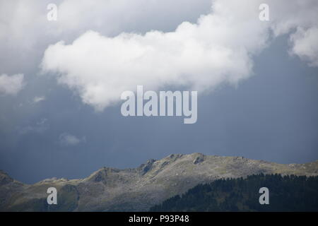 Oberdrauburg, Zwickenberg, Dorf, Zettersfeld, Wald, Kaernten, Dorf, Schleinitz, Weiler, Siedlung, Haus, Lienzer Dolomiten, Wolken, Wetter, Sturm, être Banque D'Images