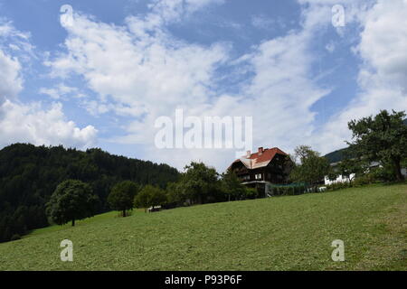 Oberdrauburg, Zwickenberg, Dorf, Zettersfeld, Wald, Kaernten, Dorf, Schleinitz, Weiler, Siedlung, Haus, Lienzer Dolomiten, Wolken, Wetter, Sturm, être Banque D'Images