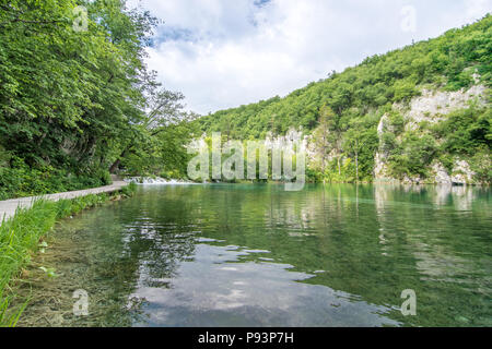 Superbes lacs turquoise et cascades du parc national des lacs de Plitvice en Croatie, entourés de verdure luxuriante et de falaises calcaires Banque D'Images