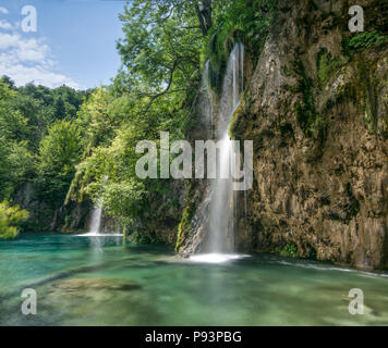 Superbes lacs turquoise et cascades du parc national des lacs de Plitvice en Croatie, entourés de verdure luxuriante et de falaises calcaires Banque D'Images