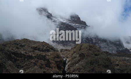 Le pic du Mt. Kilimandjaro couvert dans le nuage, gros plan, Tanzanie Banque D'Images