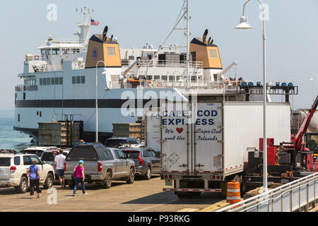 Véhicules à attendre en ligne à bord d'un bateau ferry prépare à partir de l'autorité d'un terminal de ferries à Oak Bluffs, Massachusetts sur Martha's Vineyard. Banque D'Images