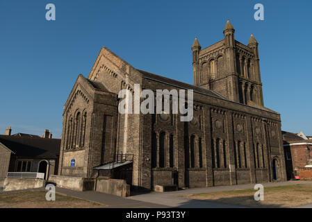 L'église Saint Botolph, Colchester, baignée de soleil tôt le matin. Essex, Royaume-Uni Banque D'Images