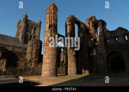 Les ruines prieuré de St Botolph se trouvent dans le parc de l'église de St Botolph. Colchester, Essex, Royaume-Uni Banque D'Images