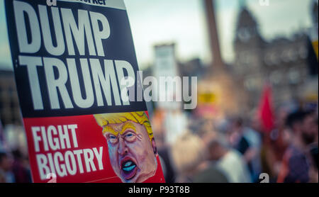 Londres, Royaume-Uni - 13 juillet 2018 : Détail d'une affiche de l'atout de Donald Trump le Dump rassemblement à Londres Banque D'Images