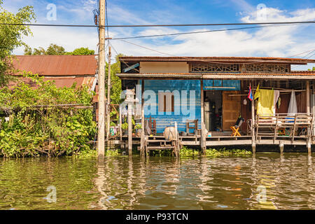 Voir à la maisons en bois le long du canal à Bangkok, Thaïlande Banque D'Images