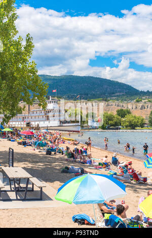 Penticton, Colombie-Britannique / Canada - 7 juillet 2018 : Okanagan Beach est bondée de touristes profitant de la météo d'été Banque D'Images