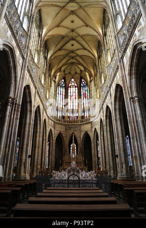 Nef, choeur et le Mausolée Royal, la Cathédrale St Vitus, le château de Prague, Prague, Tchéquie, Hradčany (République tchèque), de l'Europe Banque D'Images