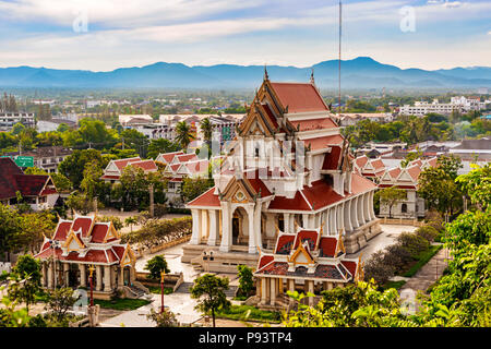 Photo prise forment le Khao Chong Krachok Hill de la ville de Prachuap Khiri Khan, Thaïlande. Voir au temple bouddhiste Wat Thammikaram Woraviharn et la c Banque D'Images