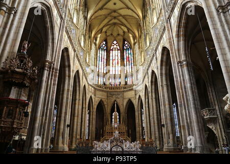 Nef, choeur et le Mausolée Royal, la Cathédrale St Vitus, le château de Prague, Prague, Tchéquie, Hradčany (République tchèque), de l'Europe Banque D'Images