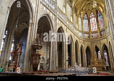 Nef, choeur et le Mausolée Royal, la Cathédrale St Vitus, le château de Prague, Prague, Tchéquie, Hradčany (République tchèque), de l'Europe Banque D'Images