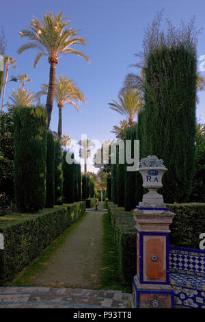 Vue sur le Jardín del Marqués de La Vega-Inclán, montrant des amples informations, banc, Alcázar de jardins, Sevilla, Andalousie, Espagne Banque D'Images