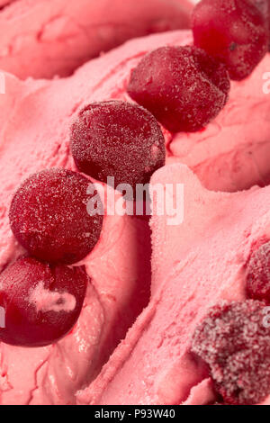 La glace avec des cerises congelées. Banque D'Images