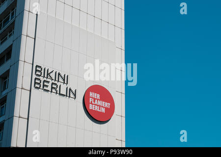 Berlin, Allemagne - juillet 2017 : Publicité pour 'Berlin' Bikini (officiellement) Bikinihaus , un concept shopping centre à Zoo Berlin, Allemagne Banque D'Images