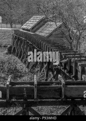 Un moulin à farine de blé maïs-grain pays noir blanc rustique Banque D'Images