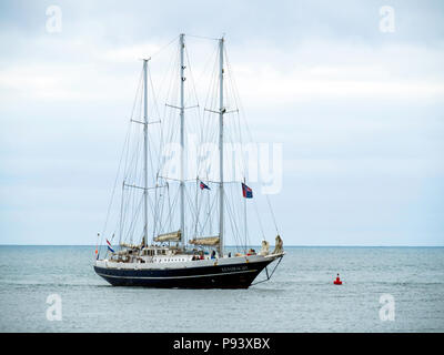 Le Netherlandsn trois mâts goélette EENDRACHT arrivant au port de Sunderland Roker pour la course des grands voiliers 2018 Banque D'Images
