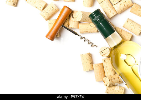 Tire-bouchon à vin avec bouchon et bouteille de vin blanc sur fond blanc, télévision jeter top view with copy space Banque D'Images