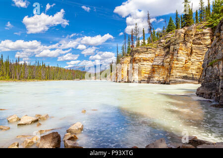 La rivière Athabasca avec de superbes murs du Canyon aux chutes Athabasca dans le Parc National Jasper sur la promenade des Glaciers en Alberta, Canada. Banque D'Images