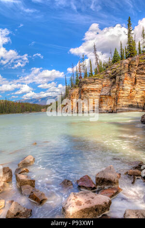 La rivière Athabasca avec de superbes murs du Canyon aux chutes Athabasca dans le parc national Jasper, sur la promenade des Glaciers en Alberta, Canada. Banque D'Images