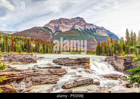 Les chutes Athabasca dans couleurs d'automne au parc national Jasper sur la promenade des Glaciers en Alberta, au Canada, avec le Mont Kerkeslin en arrière-plan. Banque D'Images