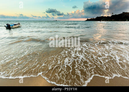 Coucher du soleil à Corbyn's Cove Beach à l'Île Andaman du Sud Inde Banque D'Images