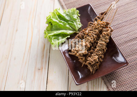 Indonesian food. sate usus in close up portrait satay intestins. Banque D'Images