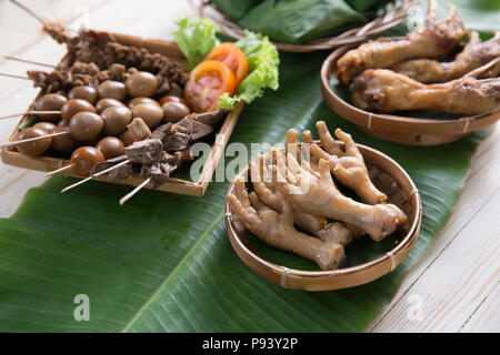 Ceker ou pieds de poulet frit servi dans une cuisine traditionnelle en Indonésie Banque D'Images