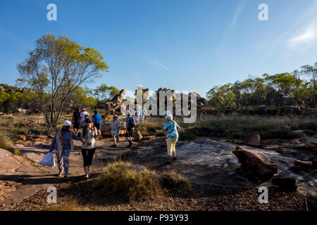 Les passagers des navires de croisière de l'expédition à la baie et l'Île Vansittart Jar, Kimberley, Australie Banque D'Images