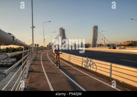 SAINT PETERSBURG, Russie - le 11 juillet 2018 : le cycliste non identifiés se déplace sur le pont de Betancourt Banque D'Images