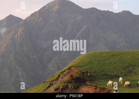 Roopkund de trekking à travers les montagnes de l'himalaya Banque D'Images