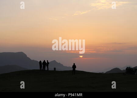 Roopkund de trekking à travers les montagnes de l'himalaya Banque D'Images