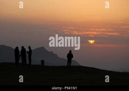 Roopkund de trekking à travers les montagnes de l'himalaya Banque D'Images