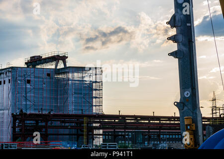 Site de construction industrie grue nuages d'arrêt Banque D'Images