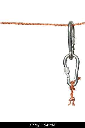 Deux mousquetons accroché sur la perturber la corde. Isolated on white with clipping path Banque D'Images