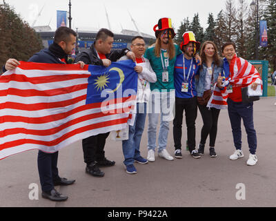 Saint-pétersbourg, Russie - le 10 juillet 2018 : les fans de football, avec des drapeaux s'photo à Saint-Pétersbourg avant le stade des demi-finale de la Coupe du Monde FIFA R Banque D'Images