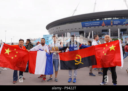 Saint-pétersbourg, Russie - le 10 juillet 2018 : les fans de football, avec des drapeaux s'photo à Saint-Pétersbourg avant le stade des demi-finale de la Coupe du Monde FIFA R Banque D'Images