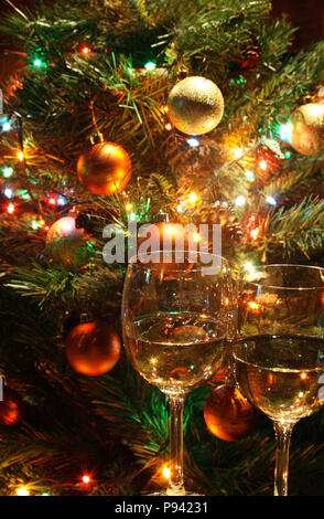 Libre de deux wineglasses debout sur l'arbre de Noël avec l'arrière-plan Banque D'Images