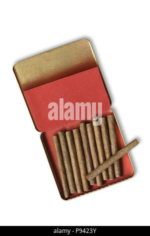 Ouvrez la boîte de métal de cigarillos isolé sur fond blanc avec clipping path Banque D'Images