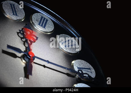 Gros plan du cadran d'horloge sur fond sombre with copy space Banque D'Images