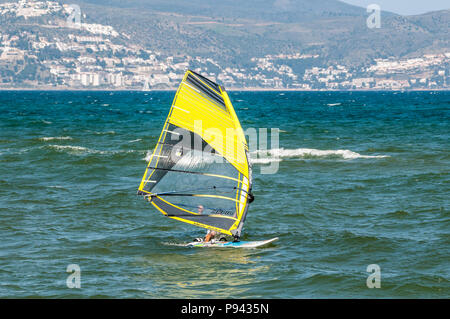 Planche à voile, mer, Castelló d'Empúries, Gérone, Catalogne, Espagne Banque D'Images