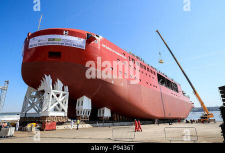 Les RR David Attenborough, coque de navire de recherche polaire est lancé dans la rivière Mersey, à Liverpool. Banque D'Images