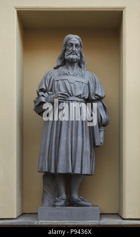 Renaissance italienne graveur Marcantonio Raimondi. Statue sur la façade de l'immeuble du Nouveau Hermitage conçu par l'architecte néoclassique allemand Leo von Klenze à Saint-Pétersbourg, en Russie. Banque D'Images