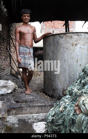 Travailleur de Hazaribagh, usines de cuir / quartier des tanneries, Dhaka, Bangladesh Banque D'Images