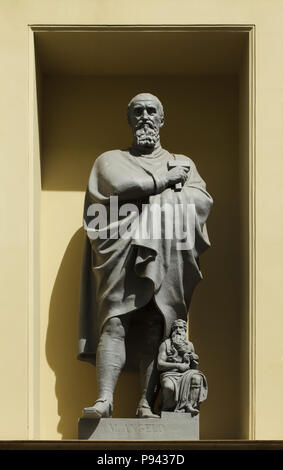 Sculpteur italien de la Renaissance Michel-Ange Buonarroti. Statue sur la façade de l'immeuble du Nouveau Hermitage conçu par l'architecte néoclassique allemand Leo von Klenze à Saint-Pétersbourg, en Russie. Banque D'Images