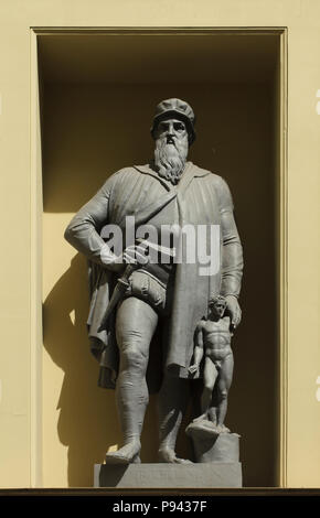 Maniériste italien sculpteur et orfèvre italien Benvenuto Cellini. Statue sur la façade de l'immeuble du Nouveau Hermitage conçu par l'architecte néoclassique allemand Leo von Klenze à Saint-Pétersbourg, en Russie. Banque D'Images