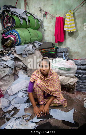 Le travail des enfants dans les usines de Hazaribagh, tanneries de cuir / district, Dhaka, Bangladesh Banque D'Images